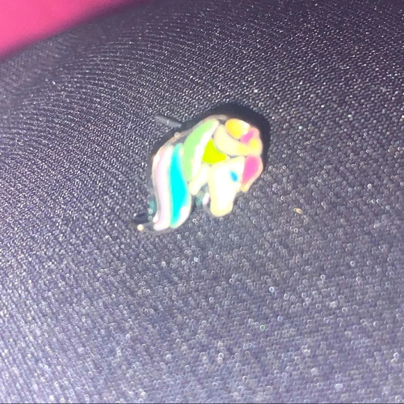 Unicorn Stud Earring 🐼🐼🐼 - Picture 2 of 3